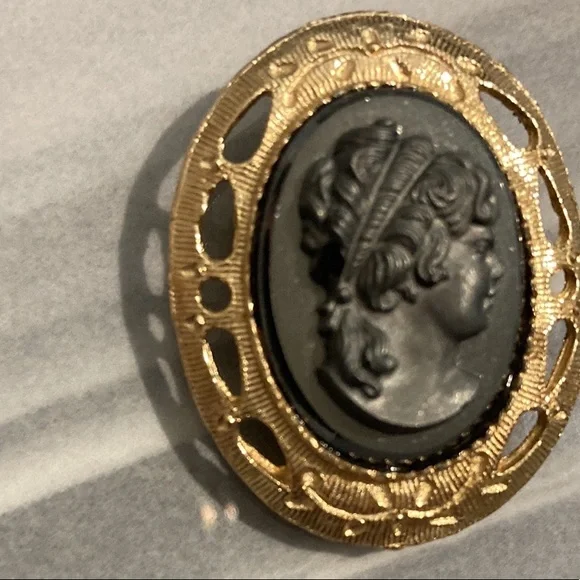 Vintage Black Cameo in Gold Pin Frame - Picture 4 of 6